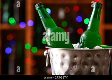 Eimer mit Flaschen kaltes Bier in der Bar, Nahaufnahme Stockfoto