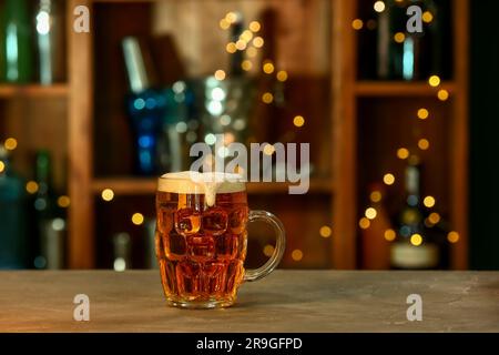 Eine Tasse frisches Bier auf dem Tisch in der Bar Stockfoto