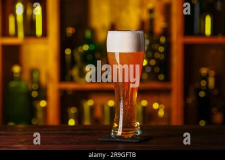 Ein Glas frisches Bier auf dem Tisch in der Bar Stockfoto