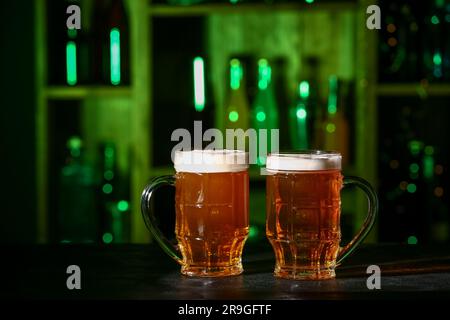 Tassen mit frischem Bier auf dem Tisch in der Bar Stockfoto