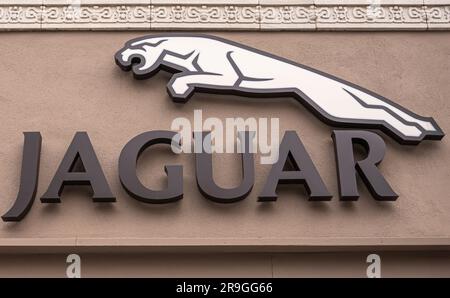 Pasadena, CA, USA - 8. Juni 2023: Jaguar Car Logo wie auf der Fassade des Rusnak Händlerbetriebs zu sehen. Stockfoto