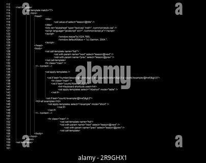 Quellcode in Programmiersprache auf schwarzem Hintergrund geschrieben Stockfoto