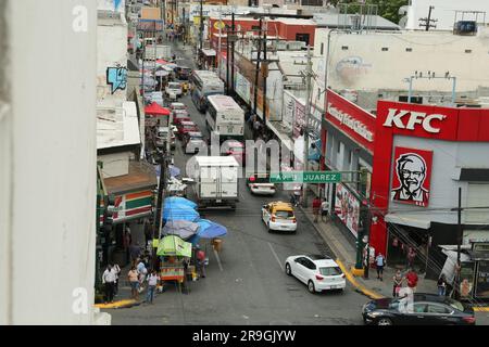 San Pedro Garza García, Mexiko – 15. September 2022: Wunderschönes Stadtbild mit Menschen und Autos auf der Straße Stockfoto