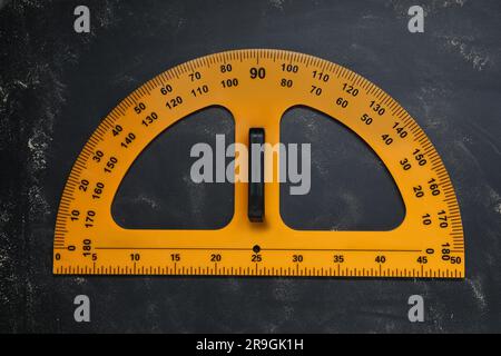 Winkelmesser mit Längen- und Gradmarkierungen an der Tafel, Draufsicht Stockfoto