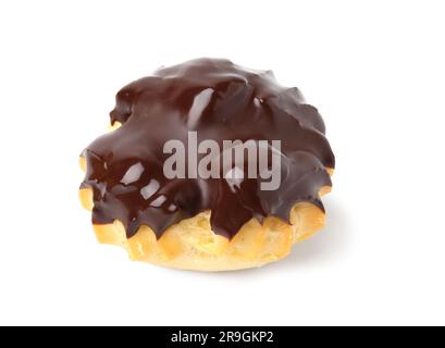 Ein köstliches profiterole mit Schokoladenaufstrich isoliert auf Weiß Stockfoto