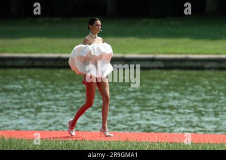 Paris, Frankreich. 26. Juni 2023. Kendall Jenner läuft am 26. Juni 2023 während der Jacquemus Fashion Show im Rahmen der Paris Fashion Week in Paris, Frankreich, über die Laufbahn. Foto: Aurore Marechal/ABACAPRESS.COM Kredit: Abaca Press/Alamy Live News Stockfoto