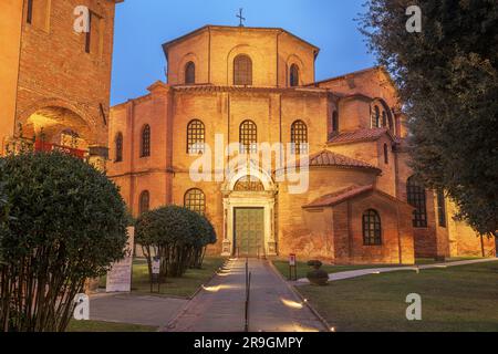 Ravenna, Italien in der historischen Basilika von San Vitale am Abend. Stockfoto