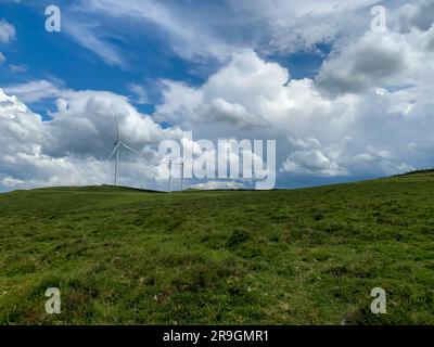 Windmills Energy Farm auf dem Gipfel eines Berges in Spanien. Windturbinen. Stockfoto