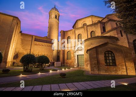 Ravenna, Italien in der historischen Basilika von San Vitale am Abend. Stockfoto