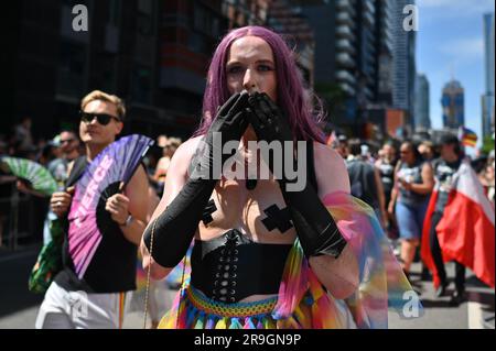 25. Juni 2023 Toronto, Kanada: Tausende von Menschen haben sich in der Innenstadt von Toronto versammelt, um den Gay Pride 2023. März zu feiern. Sie spazierten durch die Hauptstraßen der Stadt und unterstützten die LGBTTIQ-Gemeinde. Am 25. Juni 2023 in Toronto, Kanada. (Kreditbild: © Arturo Hernandez/Eyepix via ZUMA Press Wire) NUR REDAKTIONELLE VERWENDUNG! Nicht für den kommerziellen GEBRAUCH! Stockfoto