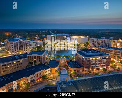 Newport News, Virginia, USA Stadtzentrum von oben in der Dämmerung. Stockfoto