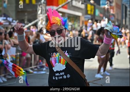 25. Juni 2023 Toronto, Kanada: Tausende von Menschen haben sich in der Innenstadt von Toronto versammelt, um den Gay Pride 2023. März zu feiern. Sie spazierten durch die Hauptstraßen der Stadt und unterstützten die LGBTTIQ-Gemeinde. Am 25. Juni 2023 in Toronto, Kanada. (Kreditbild: © Arturo Hernandez/Eyepix via ZUMA Press Wire) NUR REDAKTIONELLE VERWENDUNG! Nicht für den kommerziellen GEBRAUCH! Stockfoto