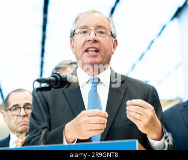 New York, Usa. 26. Juni 2023. Anthony Coscia, Vorsitzender des Amtrak-Vorstands, sprach auf einer Pressekonferenz in Penn Station in New York City, um einen neuen Plan zur Renovierung der Penn Station vorzustellen. Kredit: SOPA Images Limited/Alamy Live News Stockfoto