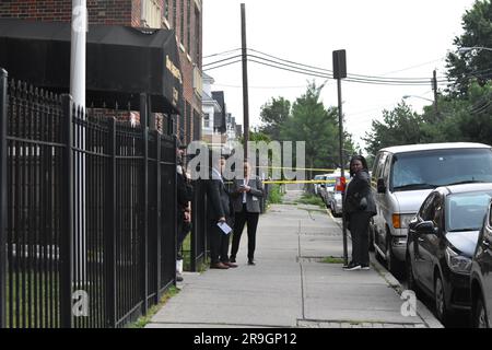 Polizeibeamte suchen nach Hinweisen und markieren Beweise am Tatort. Drei Personen, darunter zwei Offiziere, wurden bei einer Schießerei, die in Newark, New Jersey, USA, am Montagmorgen, dem 26. Juni 2023 laut Behörden stattfand, ins Krankenhaus eingeliefert. Laut offizieller Aussage, hat die Polizei gegen 5 Uhr morgens Schüsse im dritten Stock der Ebon Square Apartments in der Clinton Avenue abgefeuert. Der Verdächtige schoss zuerst und ein Officer schoss als Reaktion, sagten die Cops. Der Verdächtige wurde in ein örtliches Krankenhaus gebracht, wo er wegen einer Schusswunde behandelt werden sollte, sagte die Polizei. Zwei Offiziere Stockfoto