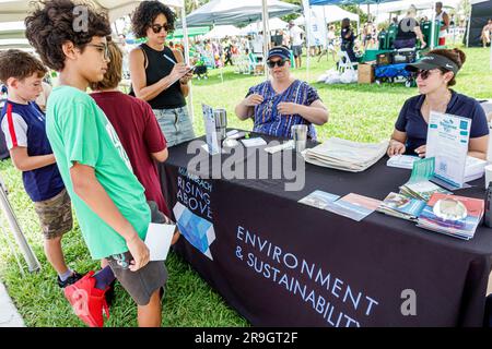 Miami Beach, Florida, Altos del Mar Park, Turtle Fest Festival, familienfreundlich, Nachhaltigkeit der Ausstellungslandsumgebung überragend, junge Studenten Stockfoto