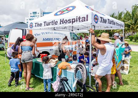 Miami Beach Florida, Altos del Mar Park, Turtle Fest Festival Event, familienfreundlich, Aussteller das Sea Turtle Hospital Informationen Familien empfangen Stockfoto