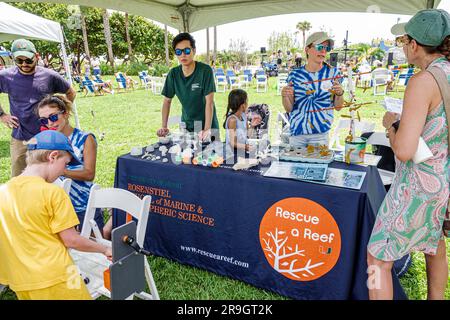 Miami Beach Florida, Altos del Mar Park, Turtle Fest Festival Event, familienfreundlich, Aussteller University of Miami Rescue Reef Informationen Stockfoto