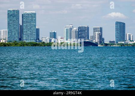 Miami Florida, Biscayne Bay Water, Edgewater Midtown Hochhaus am Wasser Wohngebäude City Skyline, Julia Tuttle Causeway Bridge, Hochhaus Stockfoto