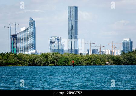 Miami Florida, Biscayne Bay Water, Edgewater Midtown Hochhaus am Wasser Eigentumswohnungen Gebäude City Skyline, Baukräne wirtschaftliche Entwicklung Bu Stockfoto