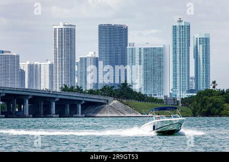 Miami Florida, Biscayne Bay Water, Edgewater Midtown Hochhaus Wohngebäude am Ufer der City Skyline, Julia Tuttle Causeway Bridge Außenbordmotor Stockfoto