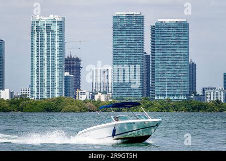 Miami Florida, Biscayne Bay Water, Edgewater Midtown Hochhaus Wohngebäude City Skyline, Outboard Motorboot Boot, Ufer, Hochhaus Himmel Stockfoto