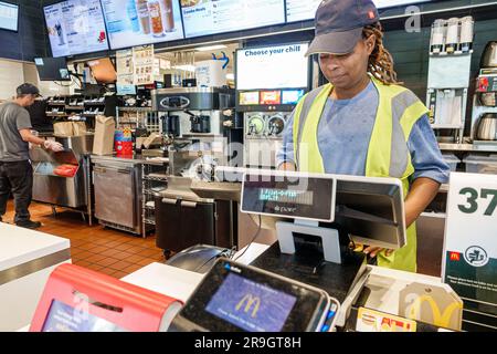 MIMS Florida, McDonald's Restaurant, Fast Food, Rezeption, Angestellte der schwarzen afroamerikanischen Frau, die Bestellungen entgegennimmt, Kasse Stockfoto