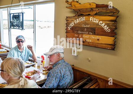 Genf Florida, Jolly Gator Fish Camp Bar & Grill, Fisch- und Meeresfrüchtegerestaurant, Indoor-Gäste-Dining, Senioren Bürger, Rentner, Rentner, Rentner Stockfoto