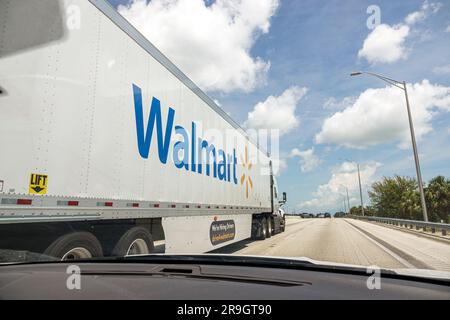 Palm Bay Florida, I-95 Interstate 95 Highway, Walmart-Sattelzugmaschine, Blick durch die Windschutzscheibe des Autos Stockfoto