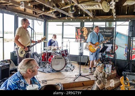 Genf Florida, Jolly Gator Fish Camp Bar & Grill, Fischrestaurant, kostenlose Live-Unterhaltung Band Parlor Jones Project, Musiker spielen, Sen Stockfoto