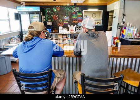 Genf Florida, Jolly Gator Fish Camp Bar & Grill, Fischrestaurant, Speisekarte für Gäste, Männer Stockfoto