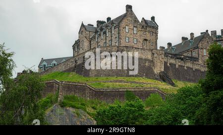 Halten Sie die majestätische Schönheit und den zeitlosen Charme von Edinburgh Castle auf diesem atemberaubenden Foto fest. Auf dem Castle Rock thront diese historische Festung stan Stockfoto