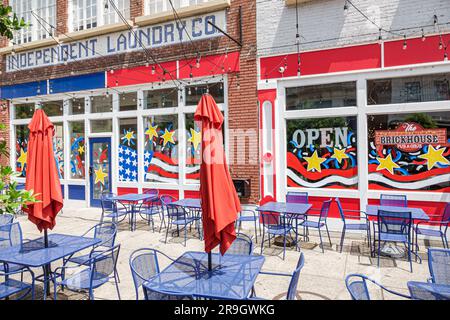 Macon Georgia, restaurierte historische Skyline der Innenstadt, Brickhouse Pub & Grub Restaurant, Tische unter freiem Himmel, Außenfassade, Gebäude, Vordereingang Stockfoto