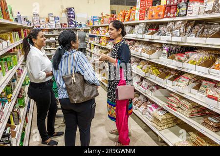 Macon Georgia, Shri Hari Indo-Pak Supermarkt, asiatische Freundinnen einkaufen, importierte Lebensmittel, Innenräume Stockfoto