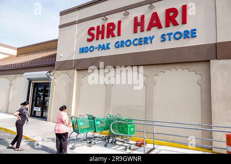 Macon Georgia, Shri Hari Indo-Pak Supermarkt, asiatisch importierte Lebensmittel, Frauen Einkaufswagen außerhalb, Gebäude, Vordereingang Stockfoto