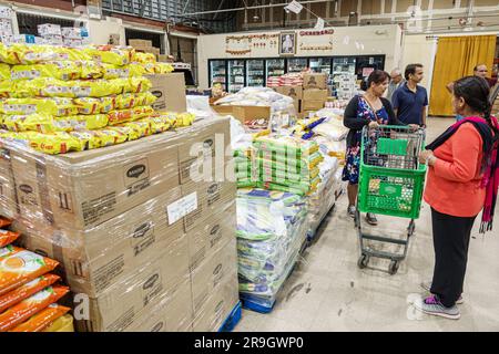 Macon Georgia, Shri Hari Indo-Pak Supermarkt, asiatisches Paar Shopping, importierte Lebensmittel, Innenbereich Stockfoto