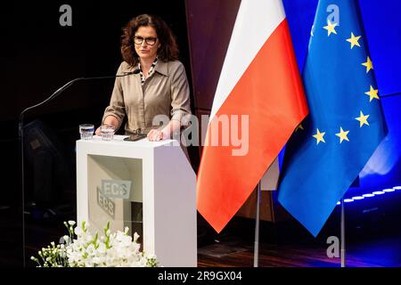 Danzig, Polen. 24. Juni 2023. Bürgermeisterin von Danzig, Aleksandra Dulkiewicz, sprach während des 3. Kongresses polnischer Anwälte im European Solidarity Center in Danzig vor der Menge. Der Kongress der polnischen Anwälte ist ein Diskussionsforum für Vertreter aller Rechtsberufe in Polen. Sie umfasst Richter, Rechtsanwälte, Rechtsanwälte, Staatsanwälte und Vertreter der Welt der Wissenschaft und anderer Rechtsberufe. (Kreditbild: © Mateusz Slodkowski/SOPA Images via ZUMA Press Wire) NUR REDAKTIONELLE VERWENDUNG! Nicht für den kommerziellen GEBRAUCH! Stockfoto