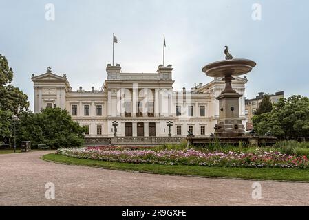 Hauptgebäude der Universität Lund mit Blumen und Springbrunnen in der Sommerzeit, Lund, Schweden, 17. Juli 2022 Stockfoto