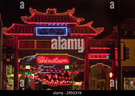 Chinatown Plaza North Gate bei Nacht in Los Angeles, CA Stockfoto