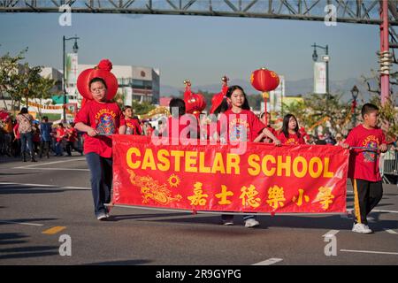 Schulkinder marschieren auf der Chinesischen Neujahrsparade in Los Angeles Stockfoto