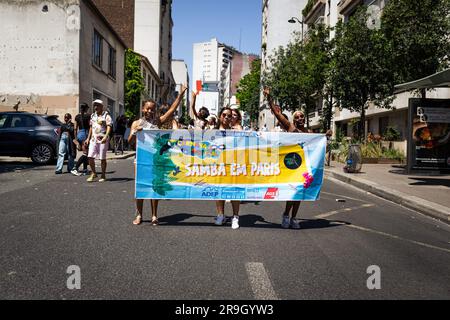 Paris, Frankreich. 25. Juni 2023. Samba-Tänzer haben während des Village Borrego Festivals Paraden gesehen. Das Village Borrego Festival ist eine Veranstaltung, die von der Coleurs Brazil Association auf der Borrego Street organisiert wird. Der erste Tag des Festivals war geprägt von der Karnevalsparade verschiedener Gruppen durch die Straßen des 20. Viertels von Paris. (Foto: Telmo Pinto/SOPA Images/Sipa USA) Guthaben: SIPA USA/Alamy Live News Stockfoto