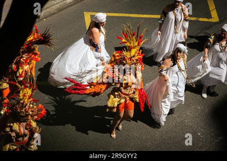 Paris, Frankreich. 25. Juni 2023. Karnevalsgruppe beim Village Borrego Festival. Das Village Borrego Festival ist eine Veranstaltung, die von der Coleurs Brazil Association auf der Borrego Street organisiert wird. Der erste Tag des Festivals war geprägt von der Karnevalsparade verschiedener Gruppen durch die Straßen des 20. Viertels von Paris. (Foto: Telmo Pinto/SOPA Images/Sipa USA) Guthaben: SIPA USA/Alamy Live News Stockfoto