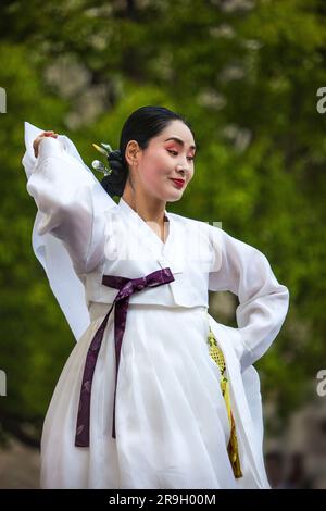 Traditionelle Folk-Tänzerin beim Korean Festival im Getty Center in Los Angeles, CA Stockfoto