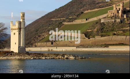 Mauseturm, Mauseturm, auf einer kleinen Insel im Rhein, mit Schloss Ehrenfels im Hintergrund auf der anderen Flussseite, nahe Bingen, Deutschland Stockfoto