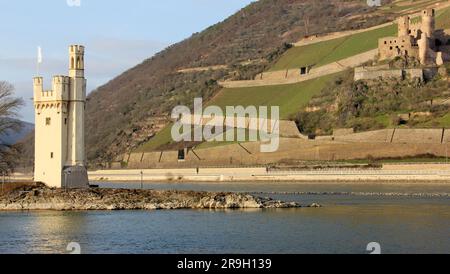 Mauseturm, Mauseturm, auf einer kleinen Insel im Rhein, mit Schloss Ehrenfels im Hintergrund auf der anderen Flussseite, nahe Bingen, Deutschland Stockfoto