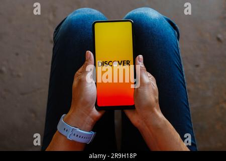 Brasilien. 26. Juni 2023. In dieser Fotoabbildung wird das Discover Logo auf dem Bildschirm eines mobilen Smartphones angezeigt. Kredit: SOPA Images Limited/Alamy Live News Stockfoto