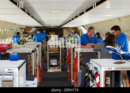 Testausrüstung und Boeing-Ingenieure auf dem ersten Testflugzeug Boeing 787 Dreamliner, das die südliche Hemisphäre als Gäste der Air New Zealand besucht Stockfoto