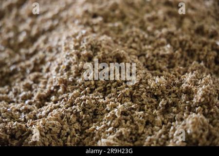 Eine appetitliche Auswahl an Speisen aus erdbraunen Zutaten ist kunstvoll auf einem Holztisch angeordnet Stockfoto