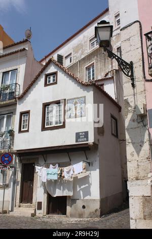 Wäsche hängt an einem Haus an einem Sonntagmittag im Alfama-Viertel von Lissabon Stockfoto