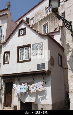 Wäsche hängt an einem Haus an einem Sonntagmittag im Alfama-Viertel von Lissabon Stockfoto