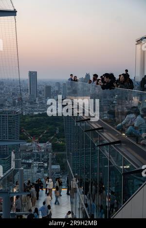 Tokio, Japan - Mai 04 2023: Die Menschen genießen den Sonnenuntergang über der Stadtlandschaft von Tokio vom Shibuya Sky Observation Desk in der japanischen Hauptstadt. Stockfoto